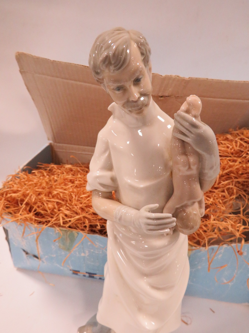 A LLADRO FIGURE OF A DOCTOR HOLDING A NEW BORN BABY TOGETHER WITH A LLADRO FIGURE OF A NURSE IN - Image 3 of 6
