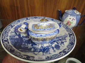 A SMALL QUANTITY OF CERAMICS TO INCLUDE AN ANTIQUE WEDGWOOD TEAPOT, A BLUE/WHITE CHARGER DECORATED