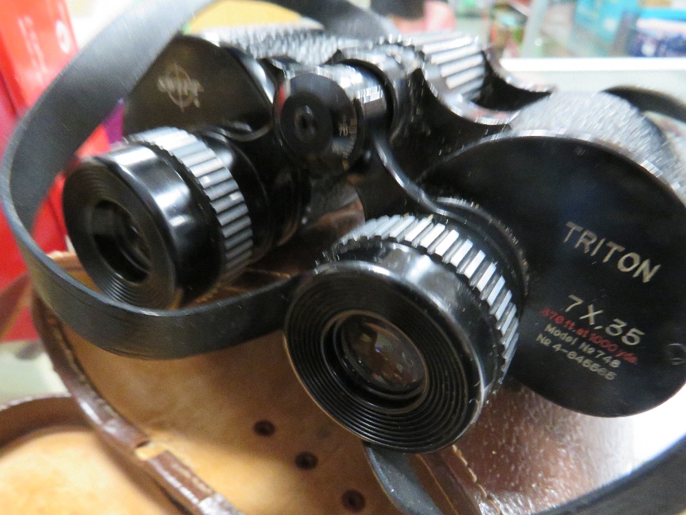 A SMALL TRAY OF COLLECTABLES TO INCLUDE BINOCULARS, CLOCKS ETC - Image 4 of 4