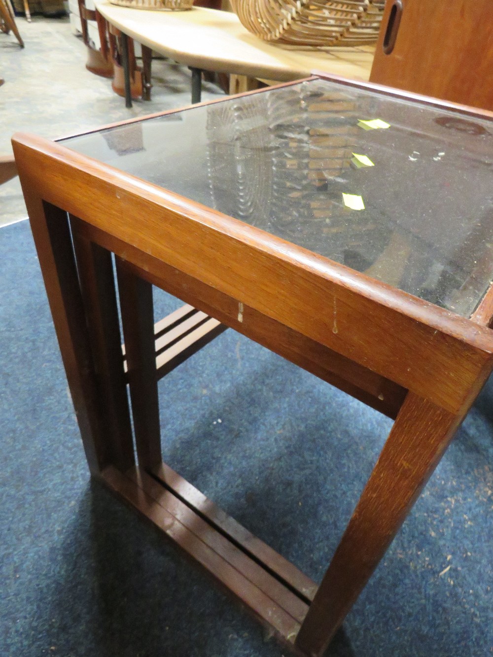 A MID CENTURY NEST OF TABLES WITH GLASS TOPS A/F - Bild 2 aus 2