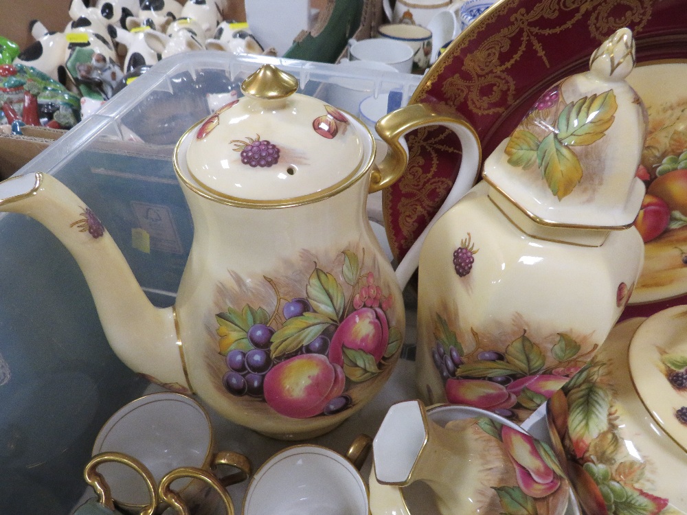 TWO TRAYS OF ASSORTED AYNSLEY 'ORCHARD GOLD' CERAMICS INCLUDING VASES, CUPS, PLATES DISHES ETC - - Image 4 of 5