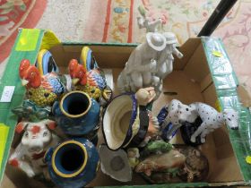 A TRAY OF ASSORTED CERAMICS TO INCLUDE MODERN REPRODUCTION STAFFORDSHIRE FLATBACK STYLE FIGURES