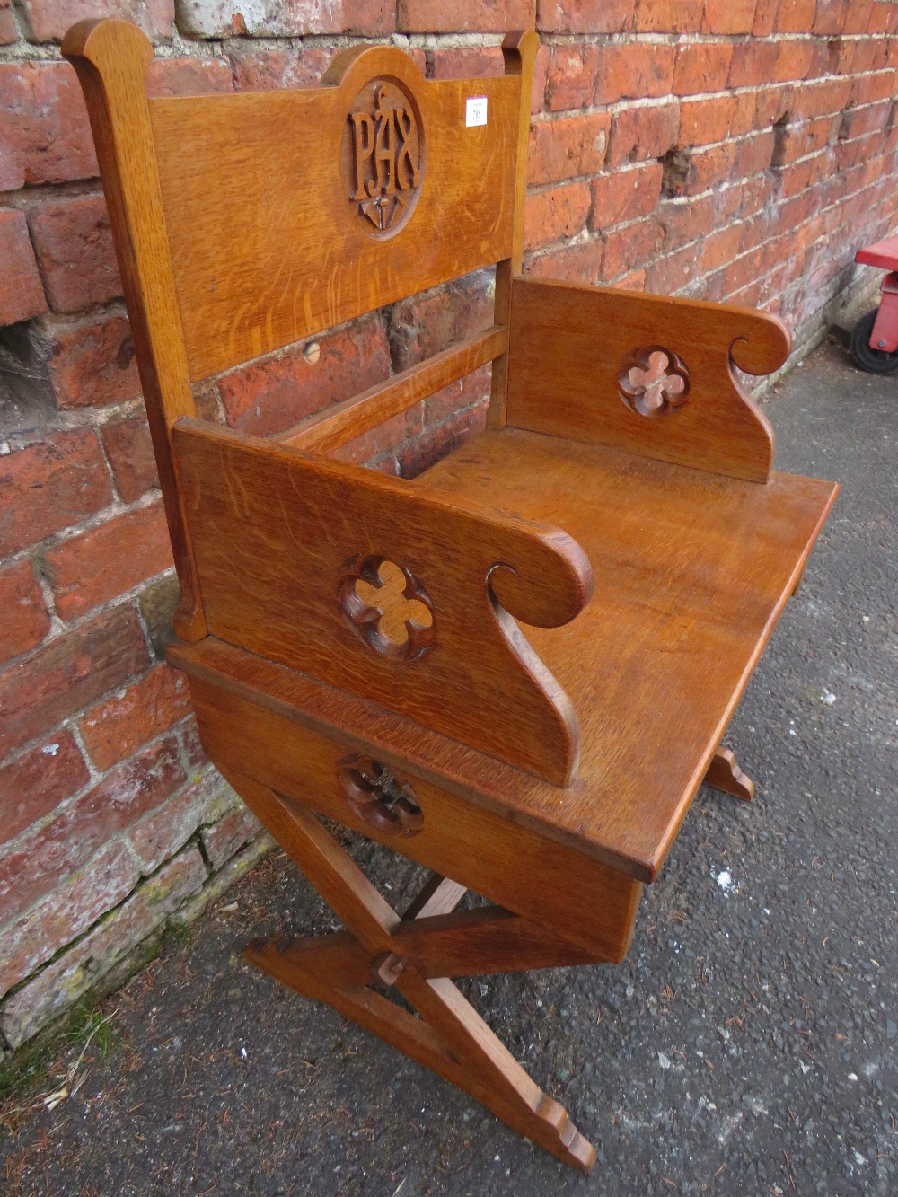 A CARVED OAK ECCLESIASTICAL CHURCH LOW ARMCHAIR - 'ST MARYS ABBEY' - Bild 4 aus 4