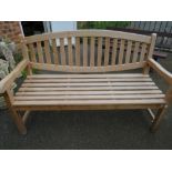 A NEW / OLD STOCK HARDWOOD GARDEN BENCH