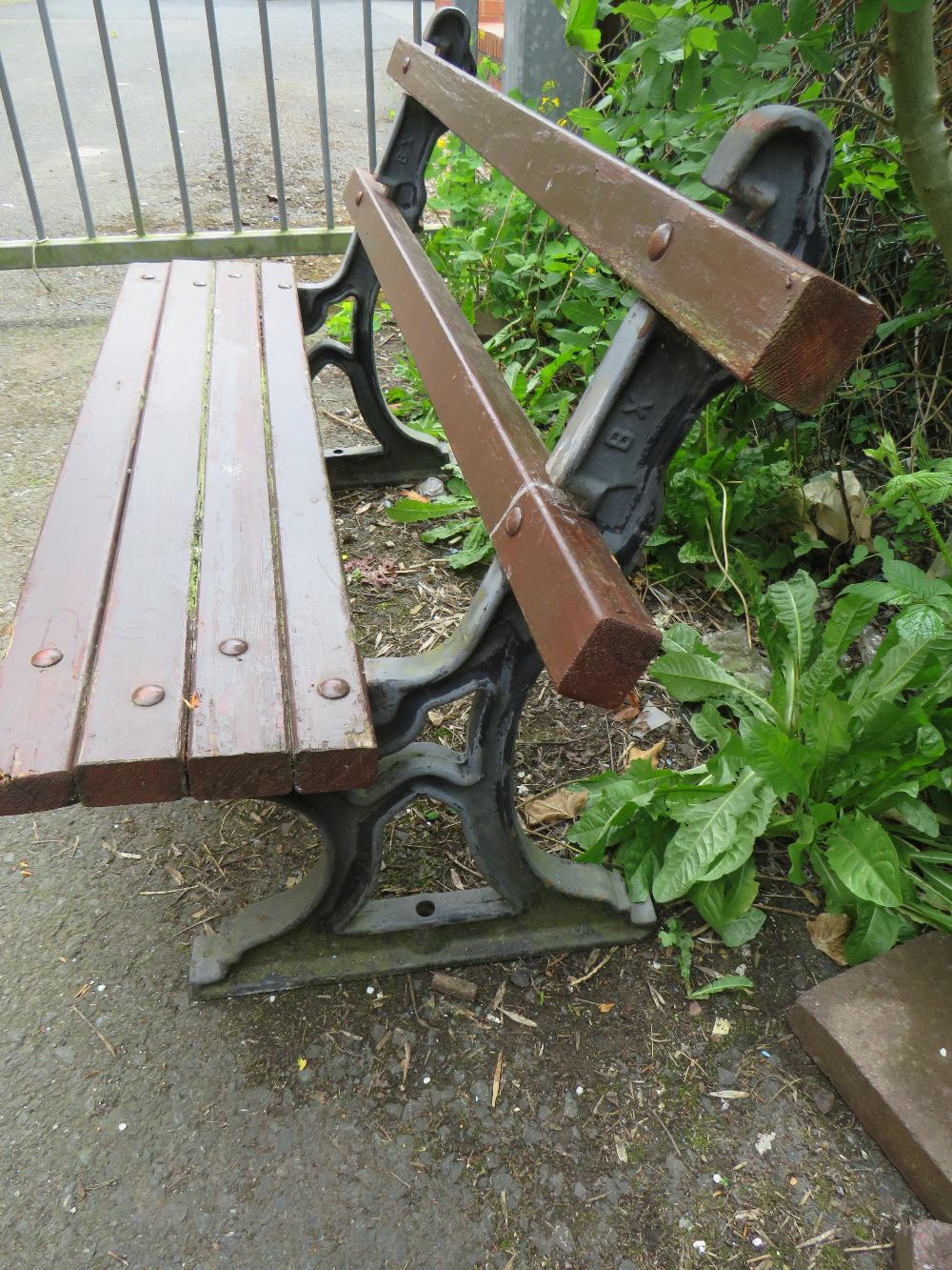 A HEAVY VINTAGE CAST IRON GARDEN BENCH - Image 3 of 3