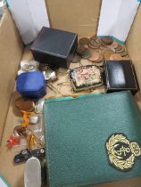 A SMALL TRAY OF COLLECTABLES