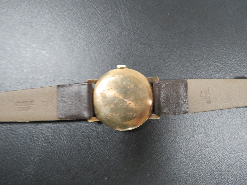 A VINTAGE 9 CARAT GOLD SHIELD INCA BLOCK WRIST WATCH WITH PRESENTATION TO BACK DUST COVER - Image 3 of 4