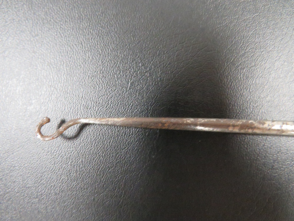 A LARGE SILVER HANDLED BUTTON HOOK AND SILVER WINE LABEL - Image 4 of 4