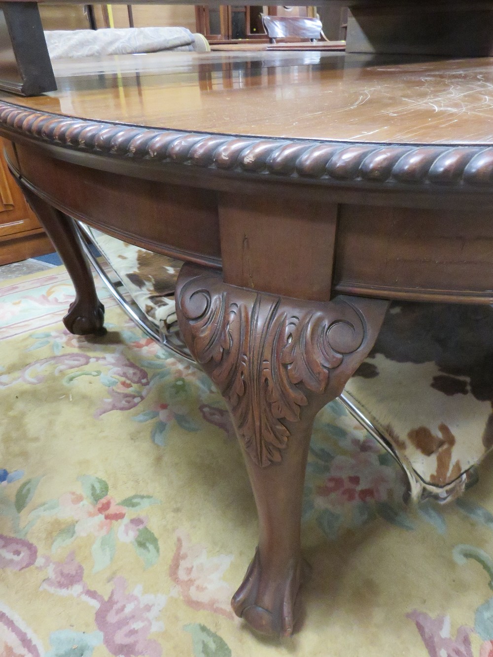 A LARGE EARLY 20TH CENTURY MAHOGANY WIND-OUT DINING TABLE ON BALL & CLAW FEET - TWO LEAVES - Image 3 of 3