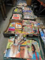 A LARGE QUANTITY OF VINTAGE MAGAZINES TO INCLUDE THE WRITE, PHOTOGRAPH GUIDE TOGETHER WITH TRAYS