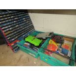 A LARGE RACK OF PLASTIC STORAGE DRAWERS AND CONTENTS TOGETHER WITH TWO TRAYS OF TOOLS AND