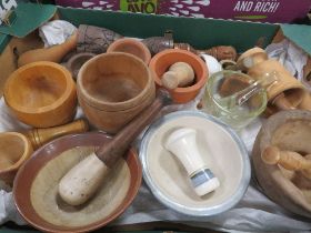 A TRAY OF ASSORTED AROUND THE WORLD PESTLE & MORTAR ETC