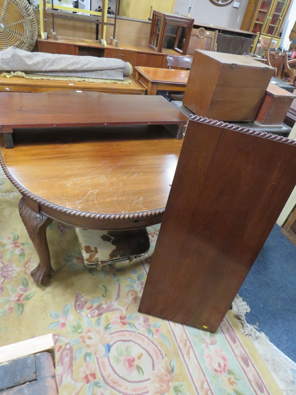 A LARGE EARLY 20TH CENTURY MAHOGANY WIND-OUT DINING TABLE ON BALL & CLAW FEET - TWO LEAVES