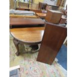 A LARGE EARLY 20TH CENTURY MAHOGANY WIND-OUT DINING TABLE ON BALL & CLAW FEET - TWO LEAVES
