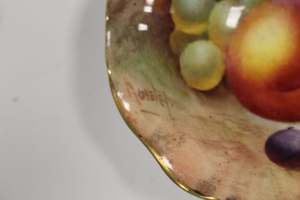 A SMALL WORCESTER FRUIT FOOTED DISH - Image 3 of 3