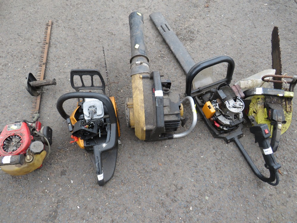 A QUANTITY OF FIVE PETROL GARDEN TOOLS TO INCLUDE 2 x CHAINSAWS, 2 x HEDGE CUTTERS AND A LEAF
