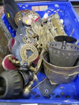 A CRATE OF MIXED BRASS TO INCLUDE HORSES BRASSES, A GEORGE AND THE DRAGON DOORSTOP ETC