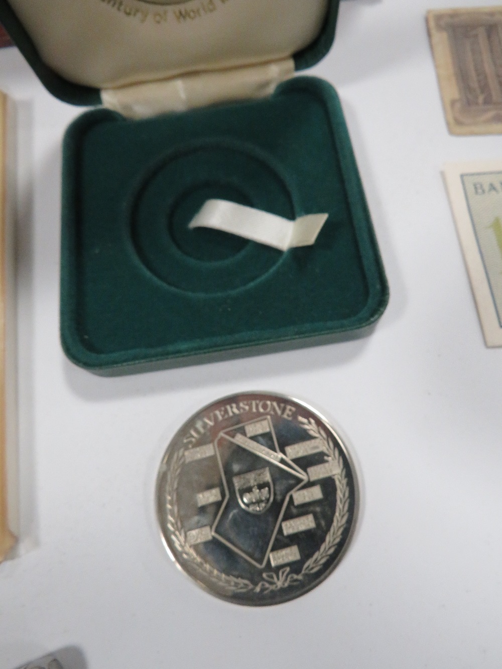 A TRAY OF ASSORTED COLLECTABLE'S TO INCLUDE VINTAGE COINS, MASONIC SPOONS ETC - Image 6 of 7