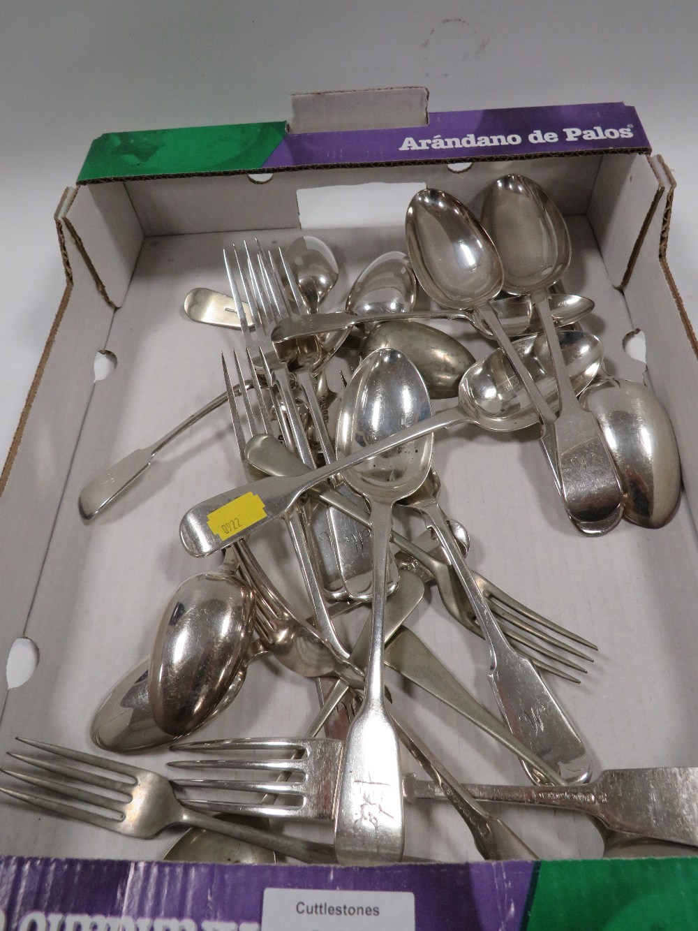 A QUANTITY OF ASSORTED FLATWARE TO INCLUDE A PAIR OF EARLY VICTORIAN HALLMARKED SILVER FIDDLE - Image 5 of 6