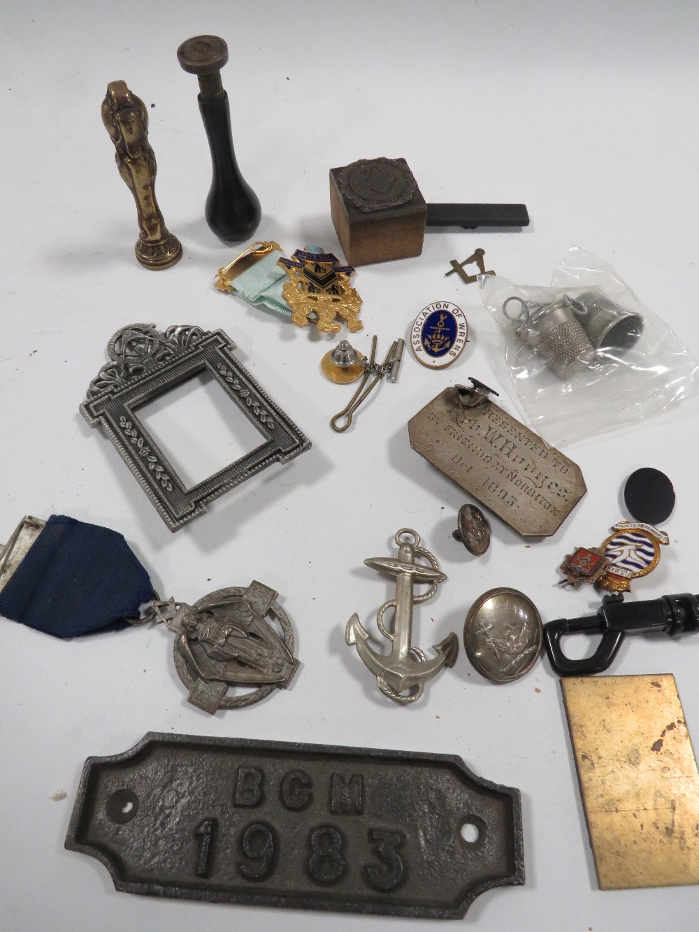 A SMALL TRAY OF COLLECTABLE'S TO INCLUDE WAX SEALS, MASONIC MEDAL ETC