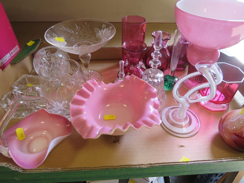 A TRAY OF ASSORTED GLASSWARE TO INCLUDE COLOURED EXAMPLE
