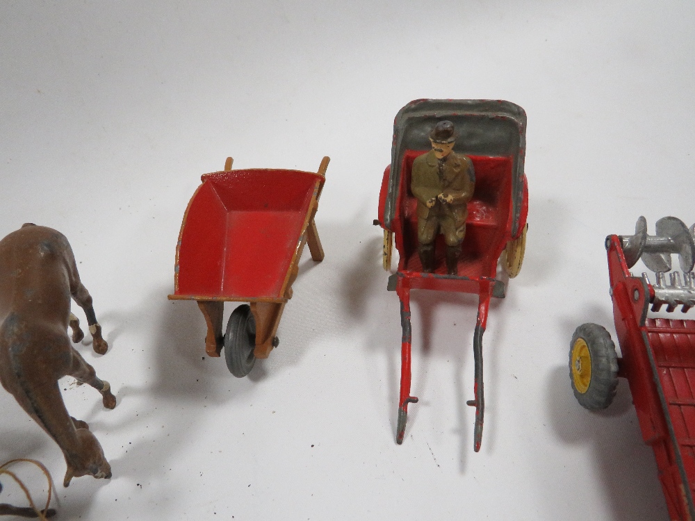 A BOX CONTAINING VINTAGE METAL FARM ANIMALS ETC - Image 8 of 9