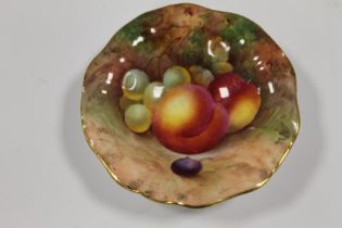 A SMALL WORCESTER FRUIT FOOTED DISH