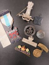 A SMALL QUANTITY OF BADGES, BROOCHES AND MEDALS TO INCLUDE A SPECIAL SERVICE 1913 ENAMEL BROOCH