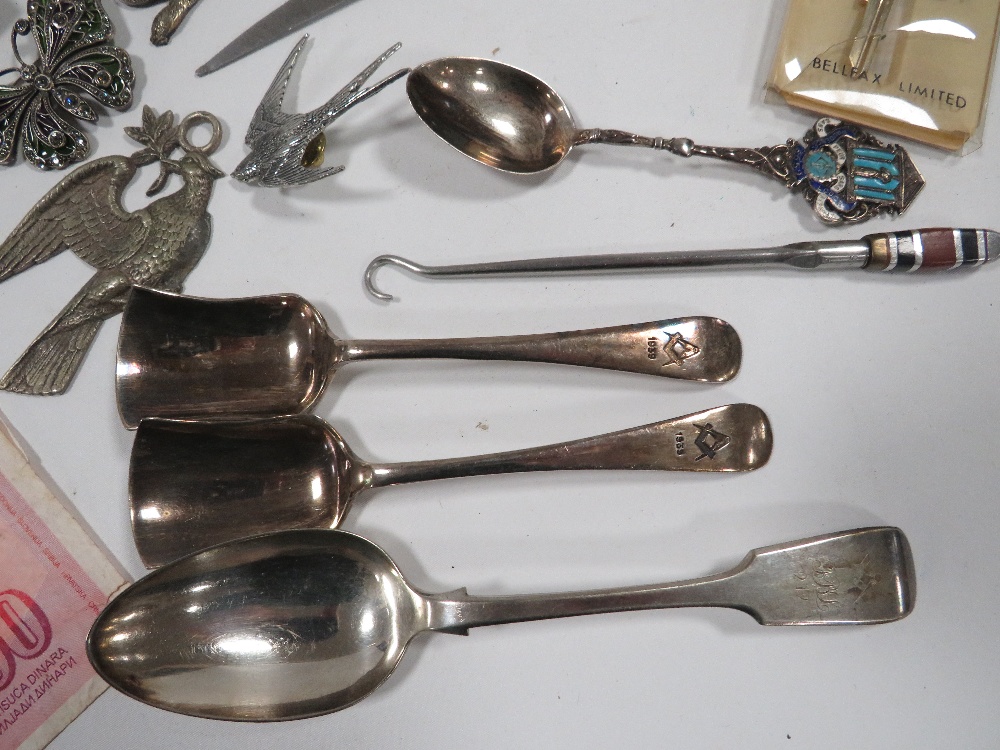 A TRAY OF ASSORTED COLLECTABLE'S TO INCLUDE VINTAGE COINS, MASONIC SPOONS ETC - Image 4 of 7