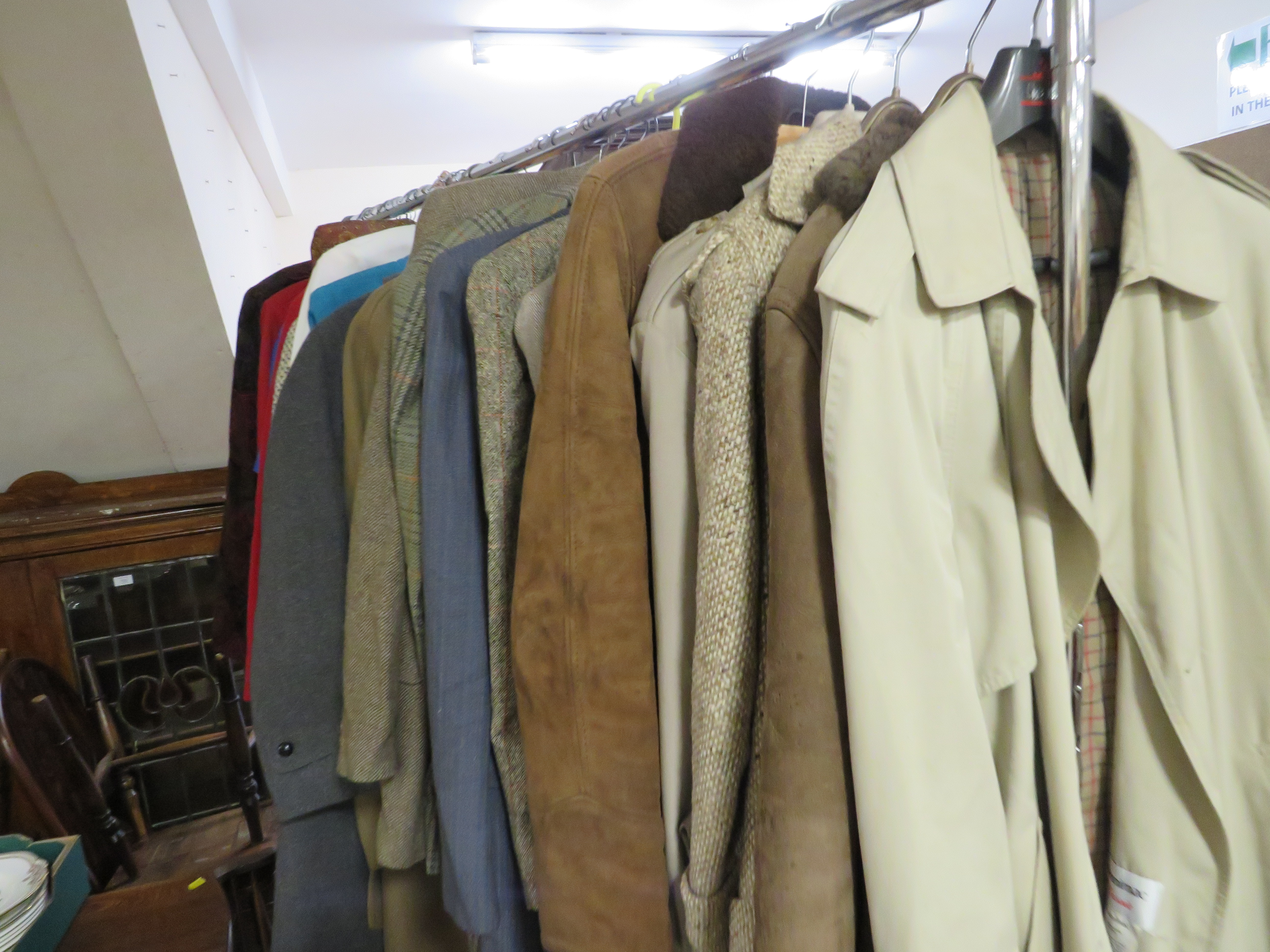A RAIL OF VINTAGE CLOTHING TO INCLUDE LADIES DRESSES, COATS AND JACKETS ETC TOGETHER WITH A