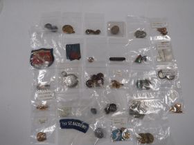 A BAG OF COLLECTABLES TO INCLUDE BADGES, MEDALS, 9CT MOUNTED PHOTO GRAPHICAL PENDANT