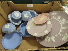 A SMALL TRAY OF ASSORTED COLOURED JASPER WARE