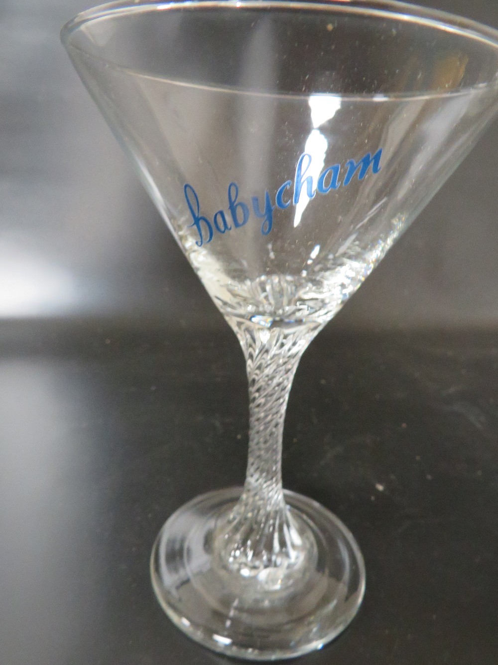 A QUANTITY OF BABYCHAM COLLECTABLE'S ETC TO INCLUDES GLASSES, CERAMIC BOWL AND PLASTIC MODEL A/F - Image 6 of 6