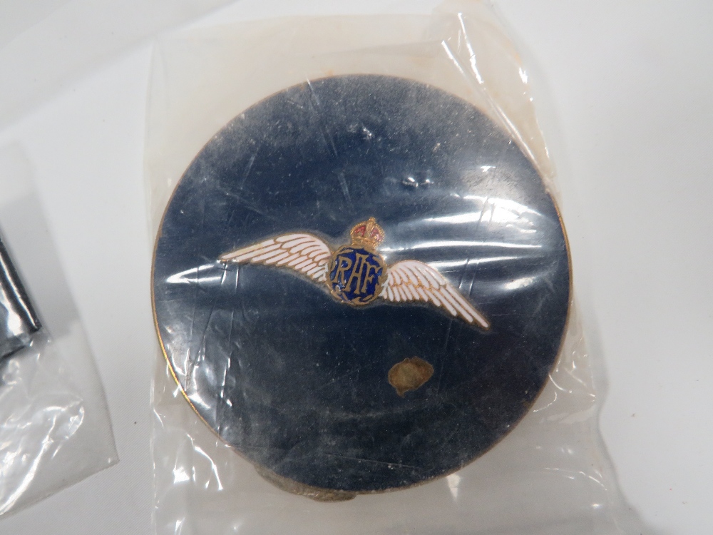 A QUANTITY OF MILITARY COLLECTABLE'S TO INCLUDE A SHOULDER FLASHES, PIN BADGES ETC - Image 3 of 4