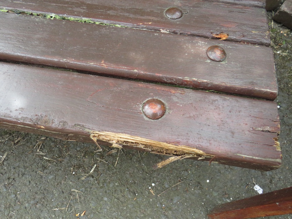 A HEAVY VINTAGE CAST IRON GARDEN BENCH - Image 2 of 3