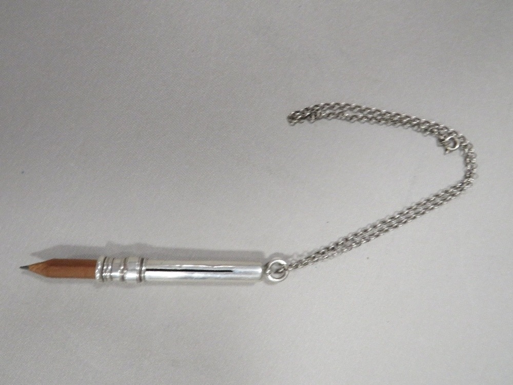 AN ANTIQUE SILVER EXTENDING PENCIL ON CHAIN - HALLMARKED BIRMINGHAM 1898