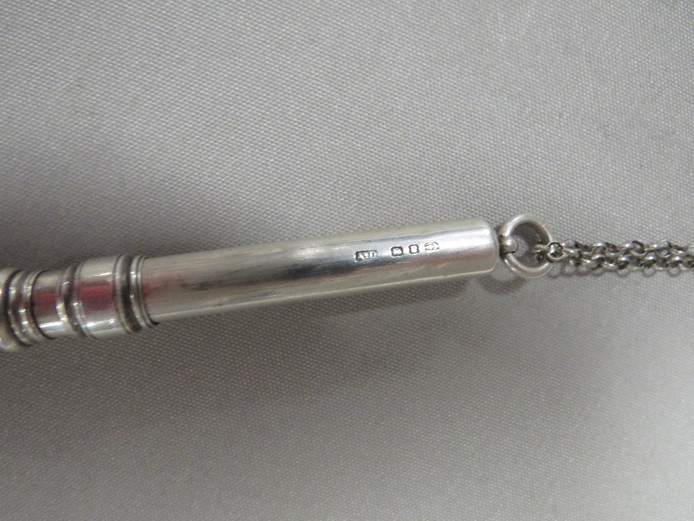 AN ANTIQUE SILVER EXTENDING PENCIL ON CHAIN - HALLMARKED BIRMINGHAM 1898 - Image 2 of 3