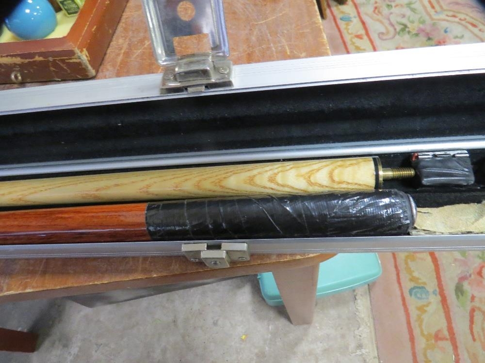 A boxed snooker cue and a set of snooker balls - Image 3 of 5