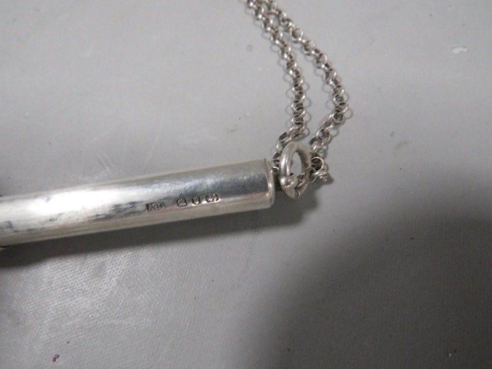 AN ANTIQUE SILVER EXTENDING PENCIL ON CHAIN - HALLMARKED BIRMINGHAM 1898 - Image 3 of 3