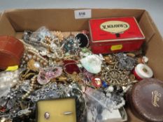 A quantity of costume jewellery