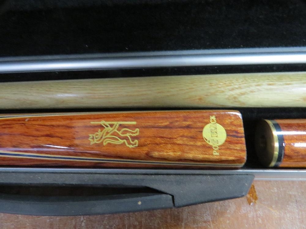 A boxed snooker cue and a set of snooker balls - Image 2 of 5