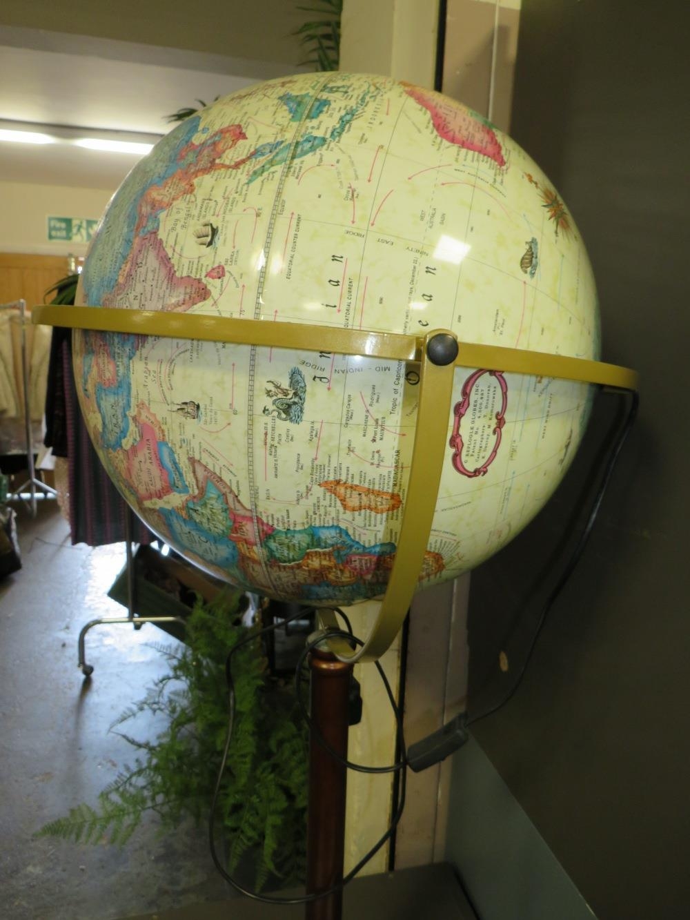 A modern illuminating globe on stand - Image 2 of 2
