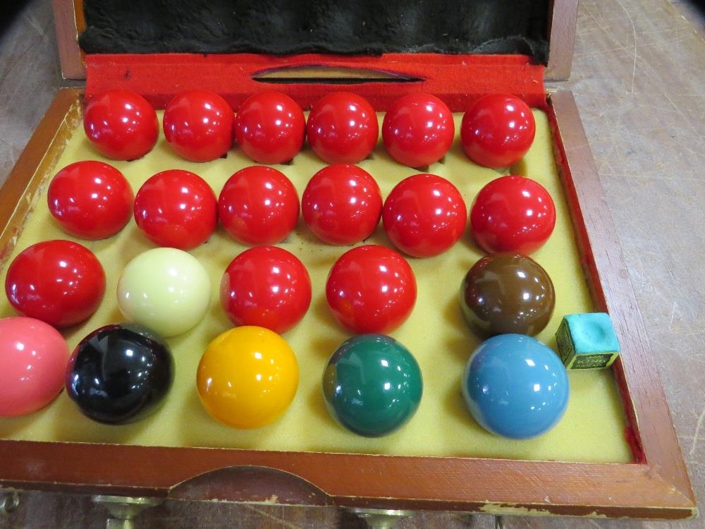 A boxed snooker cue and a set of snooker balls - Image 4 of 5