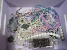 A SELECTION OF COSTUME JEWELLERY TO INCLUDE A 9CT BAR BROOCH A/F