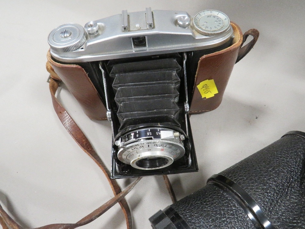 A pair of vintage binoculars plus a camera - Image 6 of 6