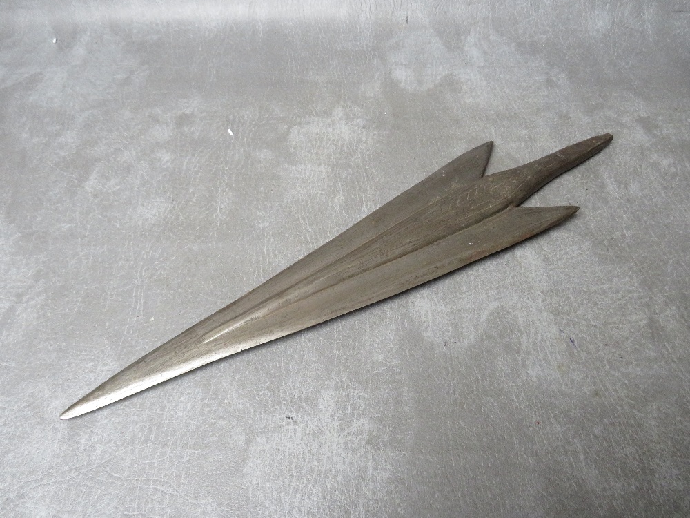 AN ANTIQUE BLACKSMITHS MADE HARPOON TIP, of arrow form, with pointed tangs, the central rib with