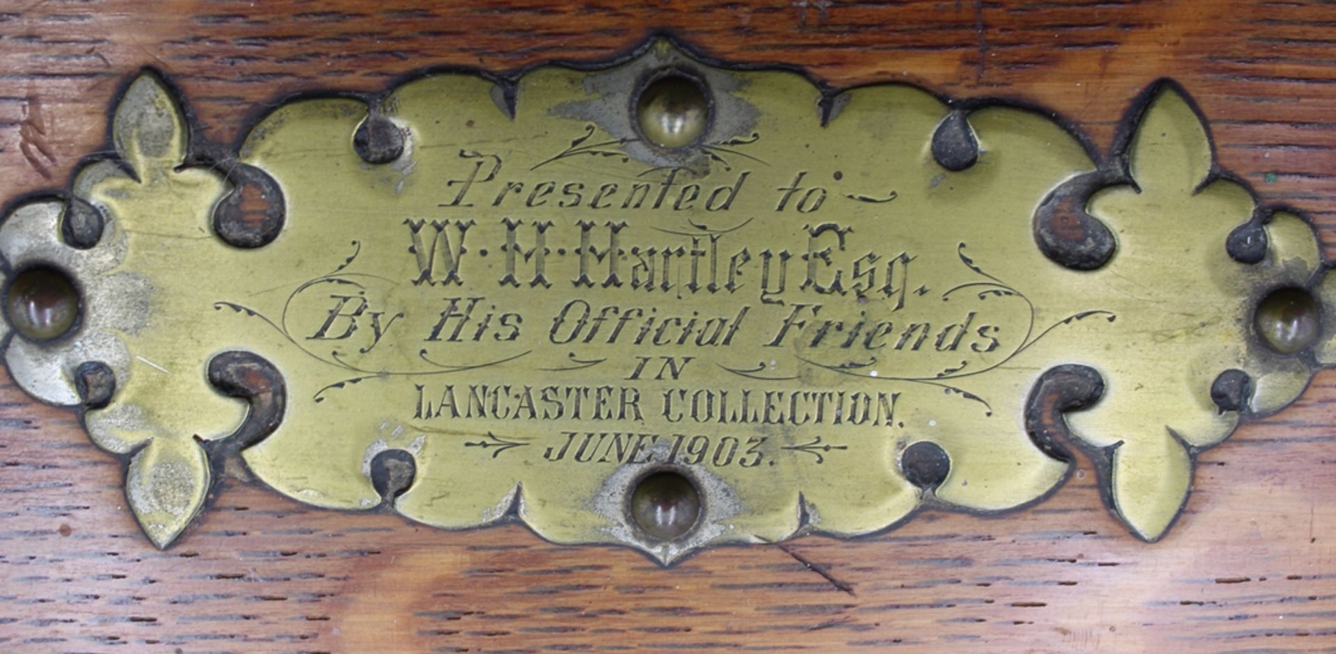 Tanatalus, England, Widmungsschild von 1903, 3 Whisky-Karaffen diese jeweils bestossen, 3x Gläser,  - Bild 11 aus 11