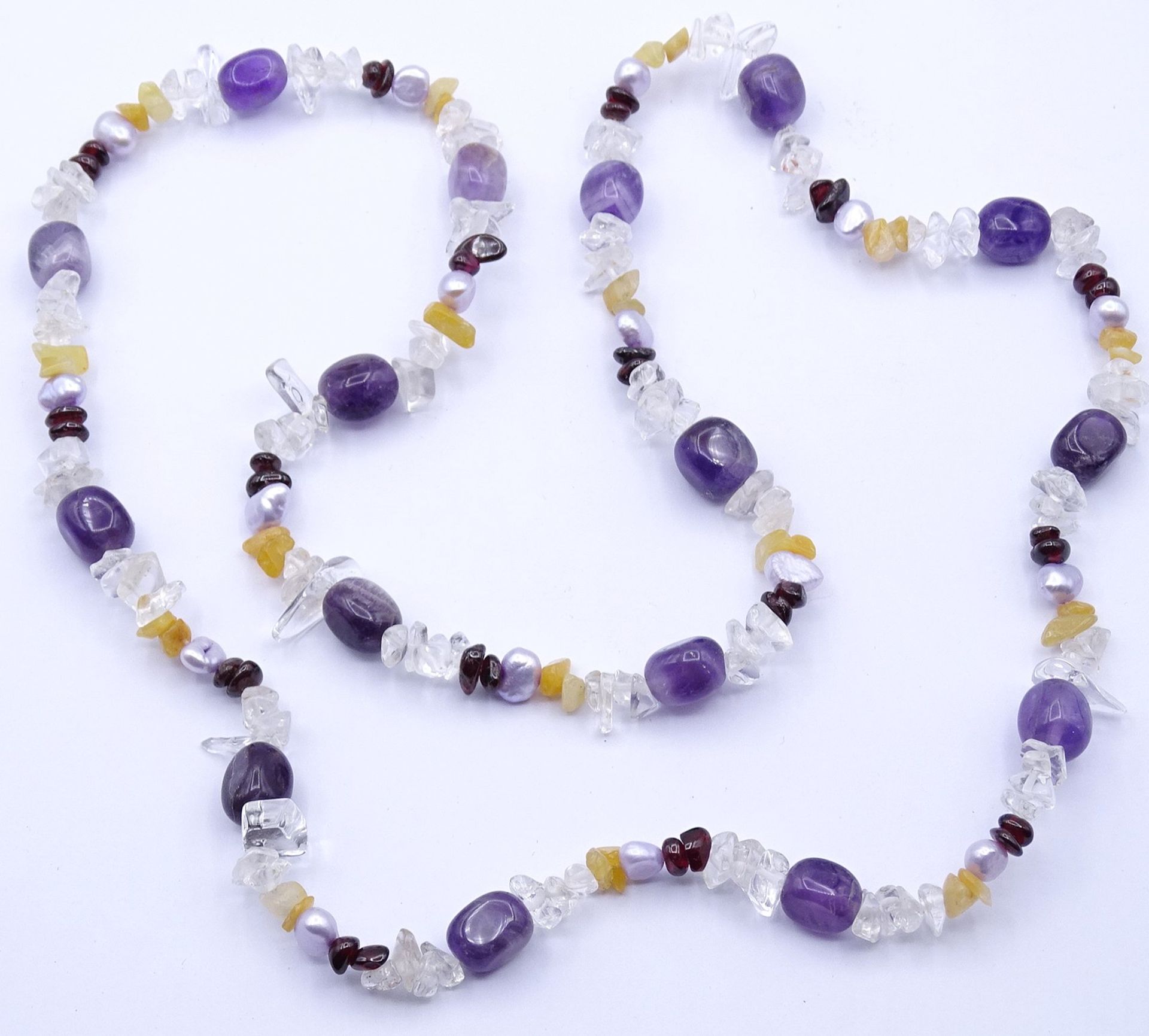 Halskette aus Granat, Amethyst und Bergkristall, L. 80cm, 70g.