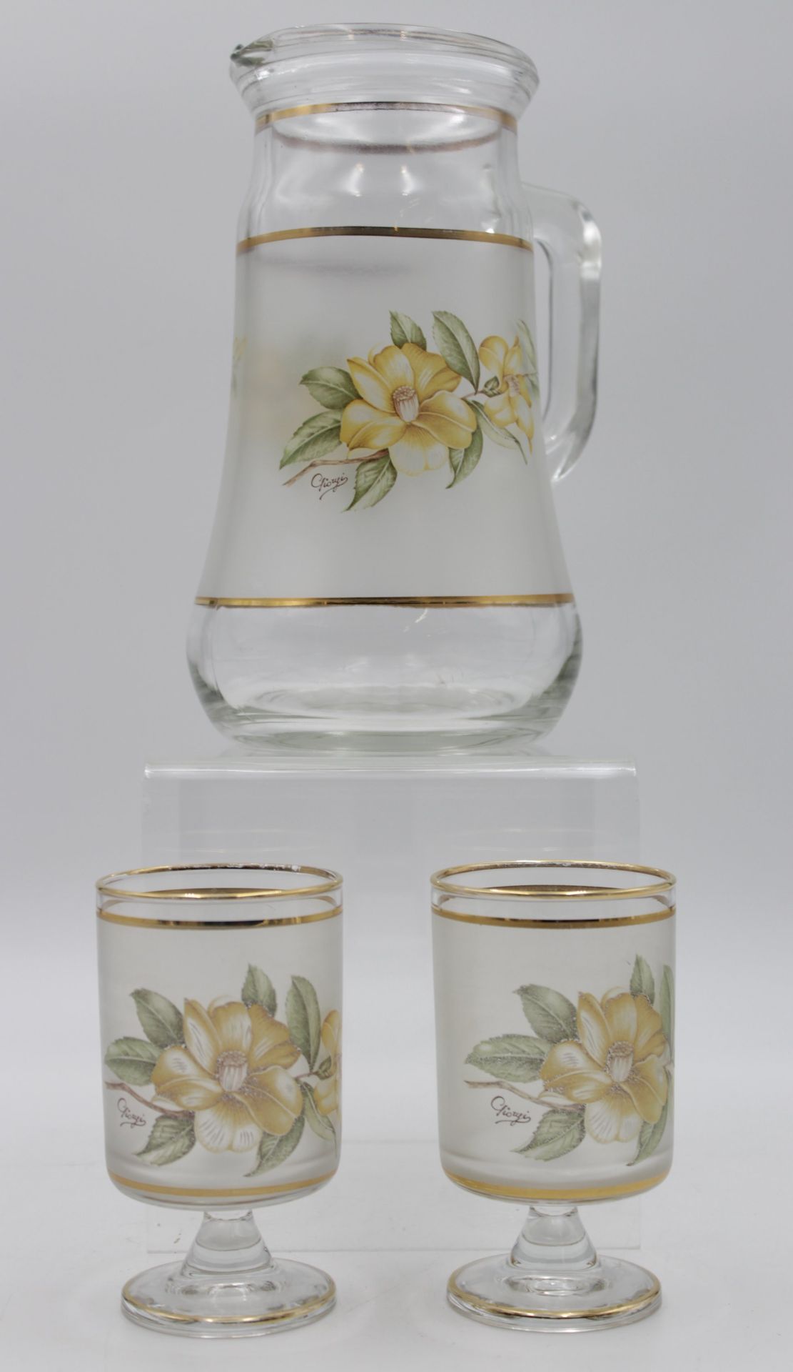 Wasserkrug mit 2 Gläsern, florales Dekor, signiert, Krug H-22cm Gläser H-12,2cm.