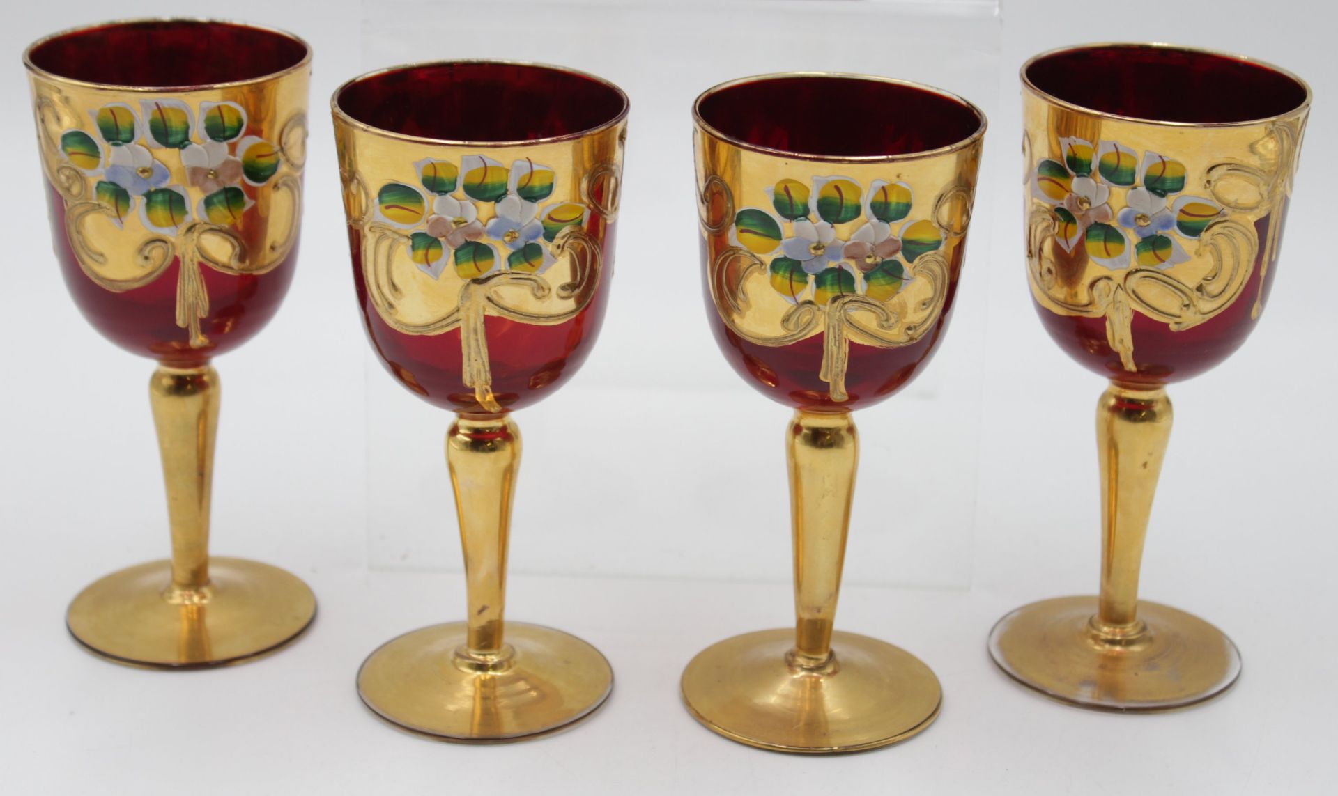 Karaffe mit 4 Weingläsern, Italien, rotes Glas mit floraler Emaillemalerei, Stöpsel fehlt, ca. H-29 - Bild 2 aus 5
